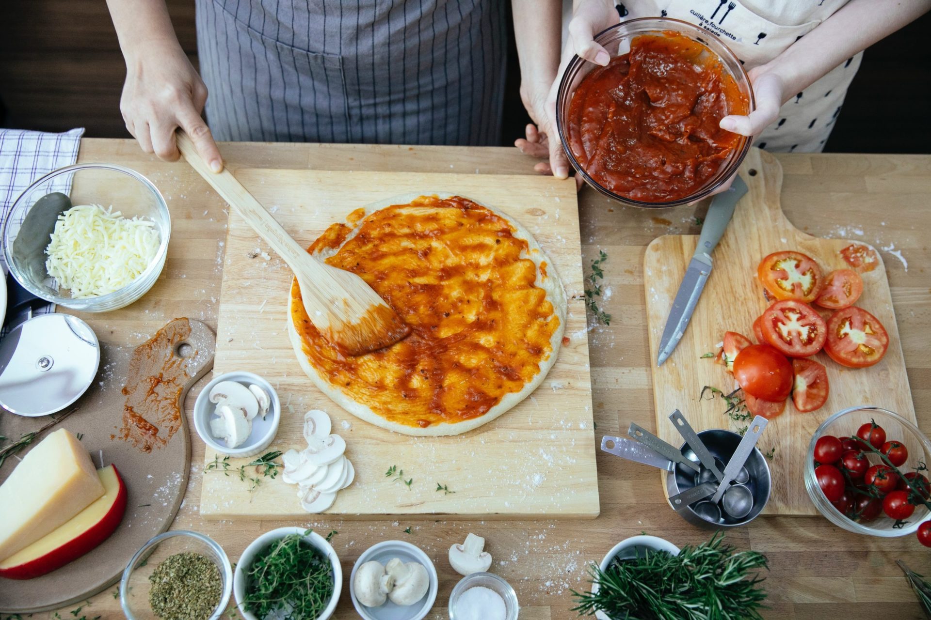 Making a pizza with tomato sauce